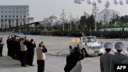 Türkmenistanyň prezidenti G.Berdimuhamedow awtoulagly harby paraddan geçýär, Aşgabat, 2016 