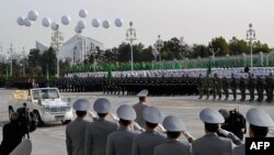 Baýramçylyk prezident G. Berdimuhamedowyň ilata berilýän ýeňillikleri ýatyran wagtynyň yz ýanyna gabat geldi. Arhiw suraty