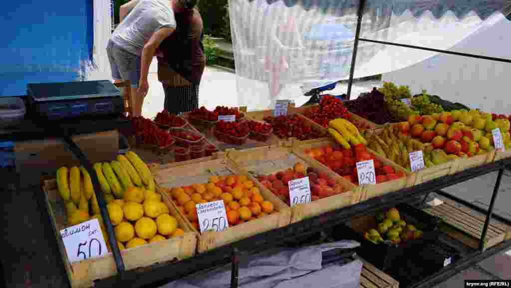 Ранні кримські фрукти в Євпаторії стартують із позначки 250 рублів за кілограм 