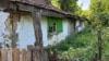 Una dintre multele case părăsite în satul Valea Unghiului din comuna prahoveană Jugureni.