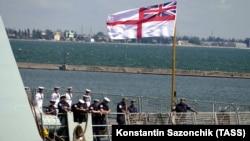 Команда HMS Defender на борту корабля, Одесса, 18 июня 2021 года