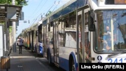 Troleibuze într-o stație de transport public, Chișinău, 13 iulie 2020