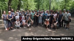Жители Аметьево на субботнике в поддержку поселка
