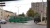 <p dir="ltr"><b>Прибиральниця чистить пилососом килим біля виборчих урн в Мінську</b></p>
