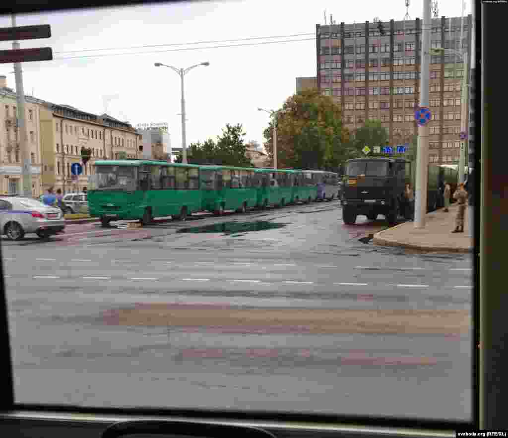 Велика кількість військових та техніки зайняли свої позиції у Мінську 