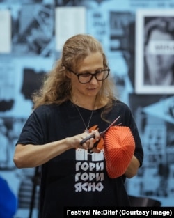Marija Aljohina na pripremi performansa u Beogradu koji je, kako je rekla RSE, "znak solidarnosti sa studentima u Srbiji" koji protestuju protiv vlasti, Beograd, 19. septembar 2026.
