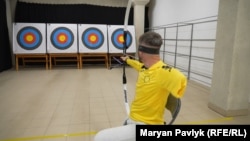 Іван стріляє з лука