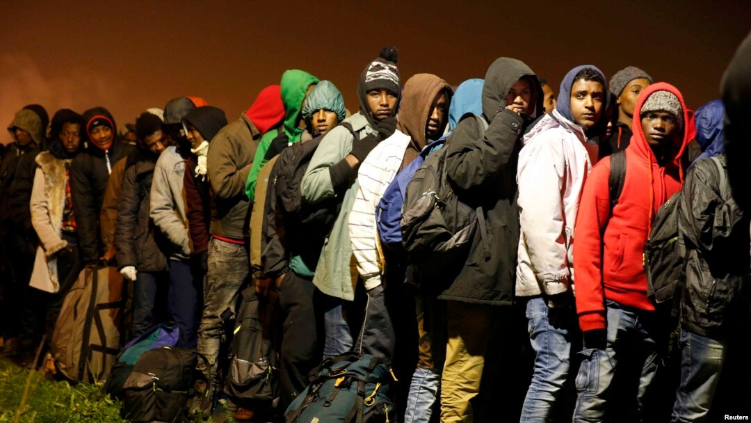 Migranti čekaju u redu na evakuaciju iz Kalea