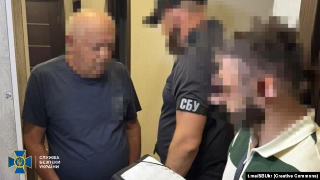 Фото обшуків та затримання Сентябра Магамедрасулова, батька детектива НАБУ Руслана Магамедрасулова. Опубліковане 21 липня 2025 року на ресурсах СБУ