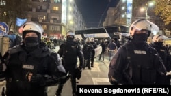 Policija blokirala autobus Jaćimovića kod Pravnog fakulteta u Beogradu, 4. novembar 2025.