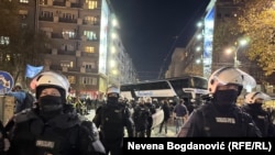 Policija blokirala autobus Jaćimovića kod Pravnog fakulteta u Beogradu, 4. novembar 2025.