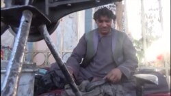 هغه ځوان چې شبږ کاله کېږي د ولور ګټلو لپاره زحمت باسي