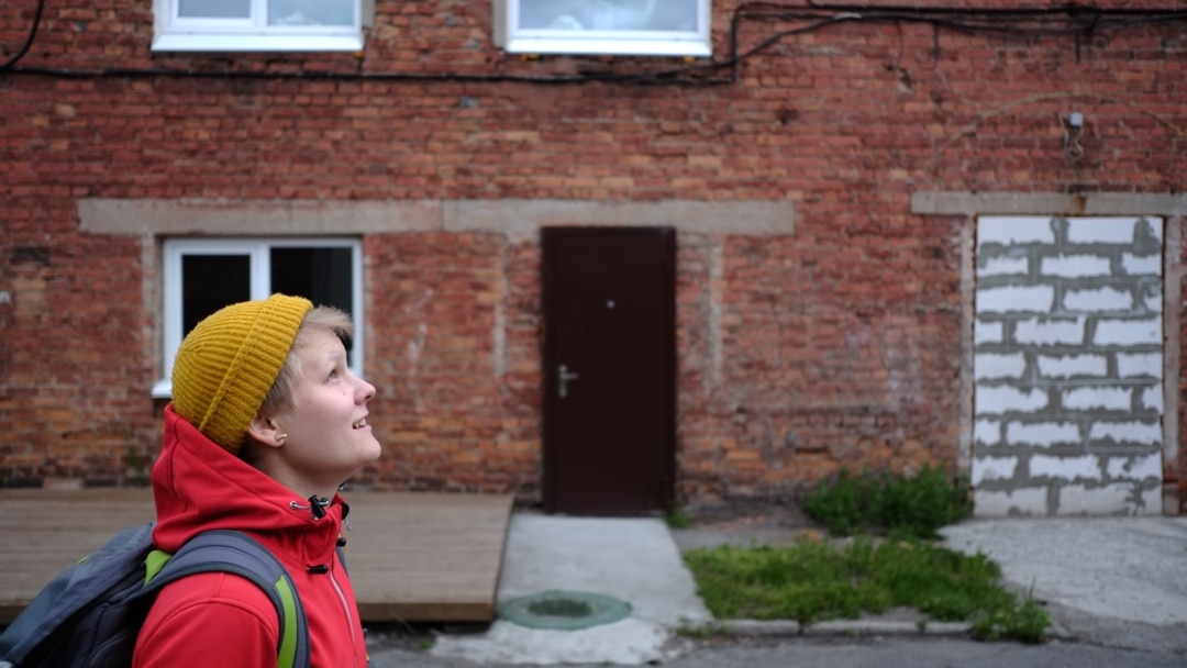 Полицейлер видеоны жұлып алып жатыр