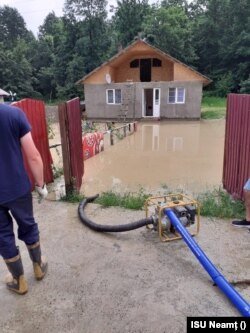 Evacuarea apei cu pompa, jud. Neamț.