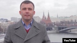 Оьрсийчоь -- Толибжон Курбанханов, таджик, карарчу хенахь веха Оьрсийчохь, Путинах лаьцна йиш локхуш.