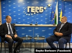 Украинският флаг се вижда на фона на среща между Бойко Борисов (вдясно) и Норберт Бекман-Диркес от германската фондация "Конрад Аденауер", 7 октомври 2025 г.