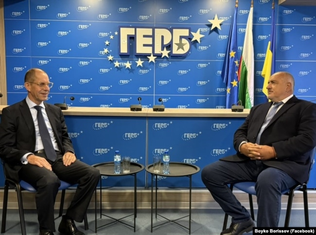 Flamuri ukrainas shihet në sfond gjatë një takimi midis Boyko Borisov (djathtas) dhe Norbert Beckmann-Dirkes të Fondacionit Gjerman Konrad Adenauer, më 7 tetor 2025.