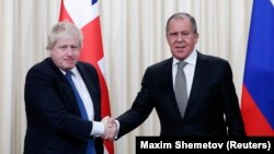 Ministri i Jashtëm britanik, Boris Johnson (majtas) dhe ministri i Jashtëm rus, Sergei Lavrov