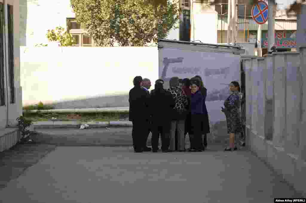 179 nömrəli məktəbin ön tərəfində yerləşən 10 saylı Binəqədi III seçki dairəsinin 8 saylı seçki məntəqəsindən çıxan bir qrup şəxs məktəbin arxasında yerləşən 7 saylı məntəqənin yanında 7 saylı məntəqə komissiyasının üzvünə qulaq asırlar. Komissiya üzvünün təlimatı belədir: Heç kimə şəxsiyyət vəsiqənizi göstərməyin və heç kimin sualına cavab verməyin.