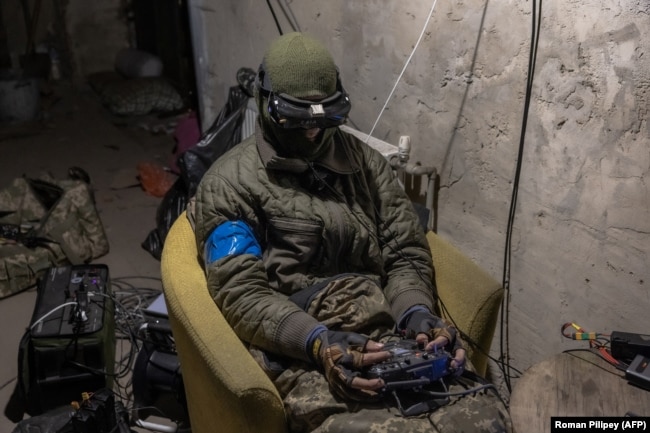 Një foto arkivi nga maji 2024 e një piloti ukrainas të dronëve në rajonin e Harkivit.