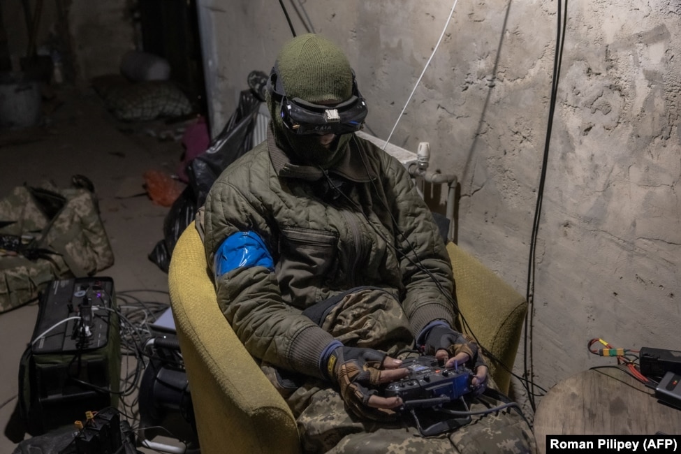 Një foto arkivi nga maji 2024 e një piloti ukrainas të dronëve në rajonin e Harkivit.
