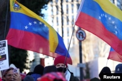 Прадстаўнікі Камуністычнай партыі Вялікай Брытаніі пікетуюць амбасаду ЗША ў Лёндане, выгукваючы «Рукі прэч ад Вэнэсуэлы!»