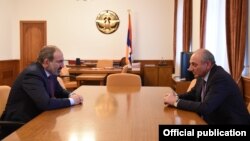 Nagorno-Karabakh -- Karabakh President Bako Saakian (R) and Armenian Prime Minister Nikol Pashinian meet in Stepanakert, November 4, 2018.