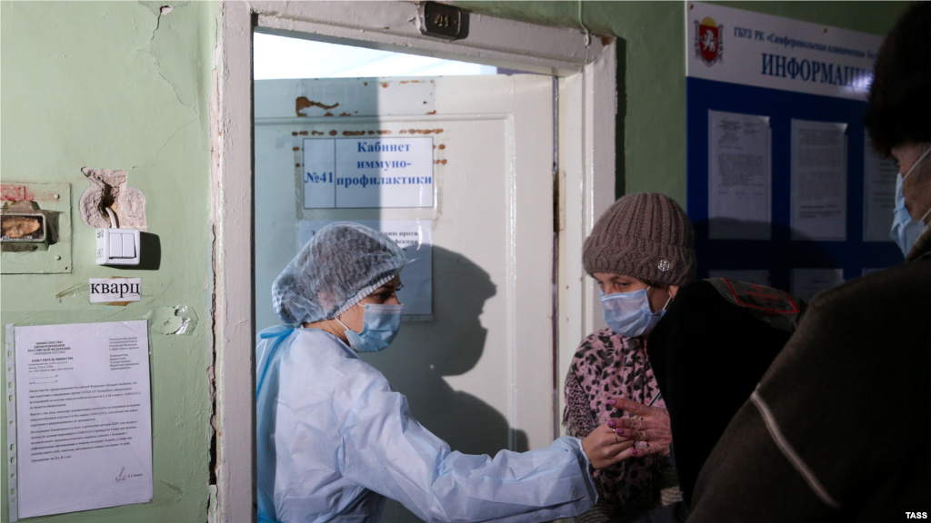 Медсестра і пацієнт перед початком вакцинації від COVID-19 у поліклініці при Сімферопольській клінічній лікарні