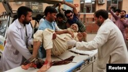 Се пренесуваат повредени по екплозиите во џамијата. 