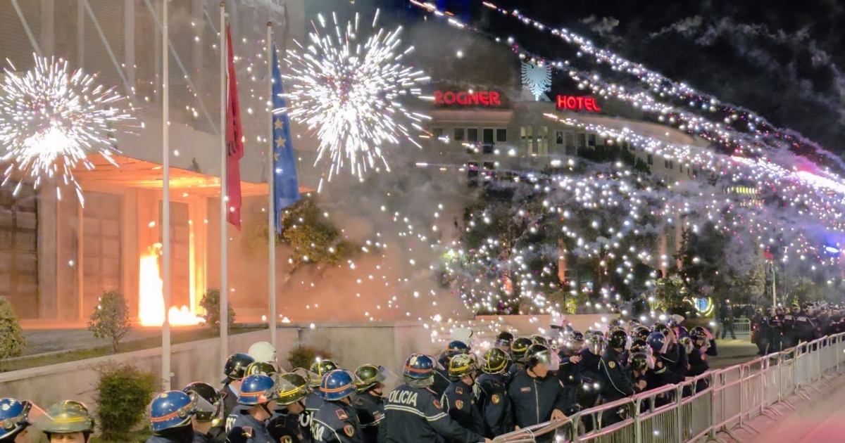 Protestuesit opozitarë në Tiranë hedhin molotovë drejt institucioneve