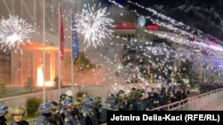 Policia shqiptare ruan ndërtesën e Qeverisë, teksa protestuesit hedhin fishekzjarrë dhe molovë. Tiranë, 22 mars 2026.