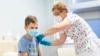 Vass Klára gyermekorvos, tüdőgyógyász főorvos beolt egy 12 éves fiút a Pfizer koronavírus elleni oltóanyagával a Jósa András Oktatókórházban kialakított oltóponton 2021. június 23-án.