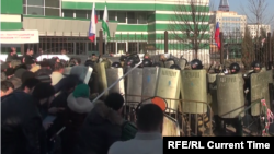 Полицейские и участники митинга в Магасе, 27 марта 2019 г.