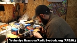 Один з майстерів технічного відділу «Bulava» під час роботи