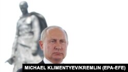 Президент России Владимир Путин на фоне памятника, Ржев, Россия