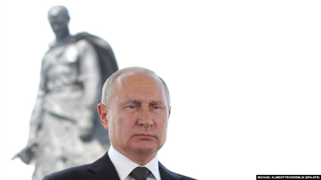 За даними журналістів, один із охоронців Путіна з 2017 року відвозить зібраний «біоматеріал» до Росії для того, щоб приховати інформацію про стан здоров’я Путіна