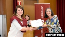 Dina Niculăeș (stânga), după ce și-a susținut teza de doctorat la Tarragona, în noiembrie 2017.