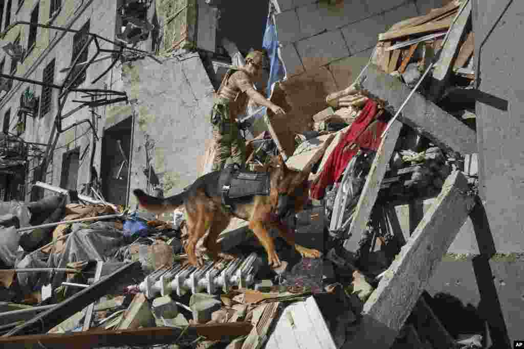 Рятувальники ведуть пошукові роботи на місці російського удару по житловій забудові у Харкові, 22 червня 2024 року