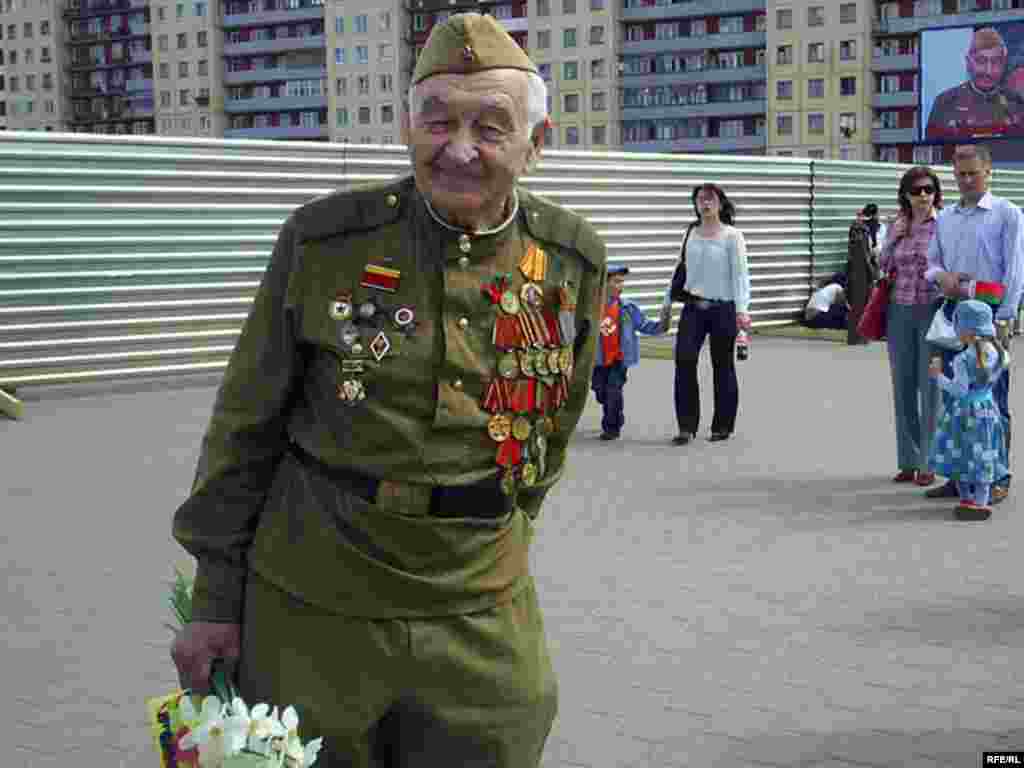 A veteran marks Victory Day in the Belarusian city of Vitsebsk. - Дзень Перамогі ў Віцебску