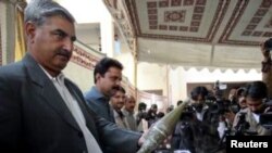 د کراچۍ سي آی ډي پولیس هغه وسله خبري رسنو ته ښيي چې د دوی په خبره له وسلوالو طالبانو یې نیولې ده.۵م جنوري ۲۰۱۲