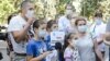 Părinți și copii cu probleme de auz critică decizia autorităților de a închide școlile speciale de la Cahul și Hârbovăț