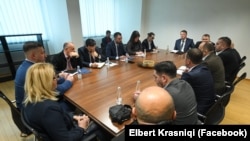 Takimi mes ministrit Krasniqi dhe kryetarëve të dhjetë komunave me shumicë serbe në Kosovë. 