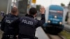 Oficerët e policisë federale gjermane pranë një pike të kalimit kufitar midis Gjermanisë dhe Republikës Çeke në stacionin në Furth am Wald. Gjermani, 10 tetor 2023. Fotografi ilustruese.