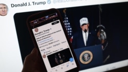 دونالد ترامپ، رئیس‌جمهوری آمریکا، در حال بیان اظهاراتی درباره آغاز عملیات رزمی علیه ایران. شنبه ۹ اسفند ۱۴۰۴