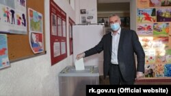 Російський глава Криму Сергій Аксенов під час голосування за поправки