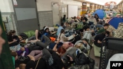 Люди ховаються в метро в Києві під час російського удару 30 липня