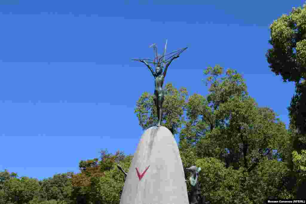 Памятник Садко Сасаки, девочке умершей от последствий атомной бомбардировки