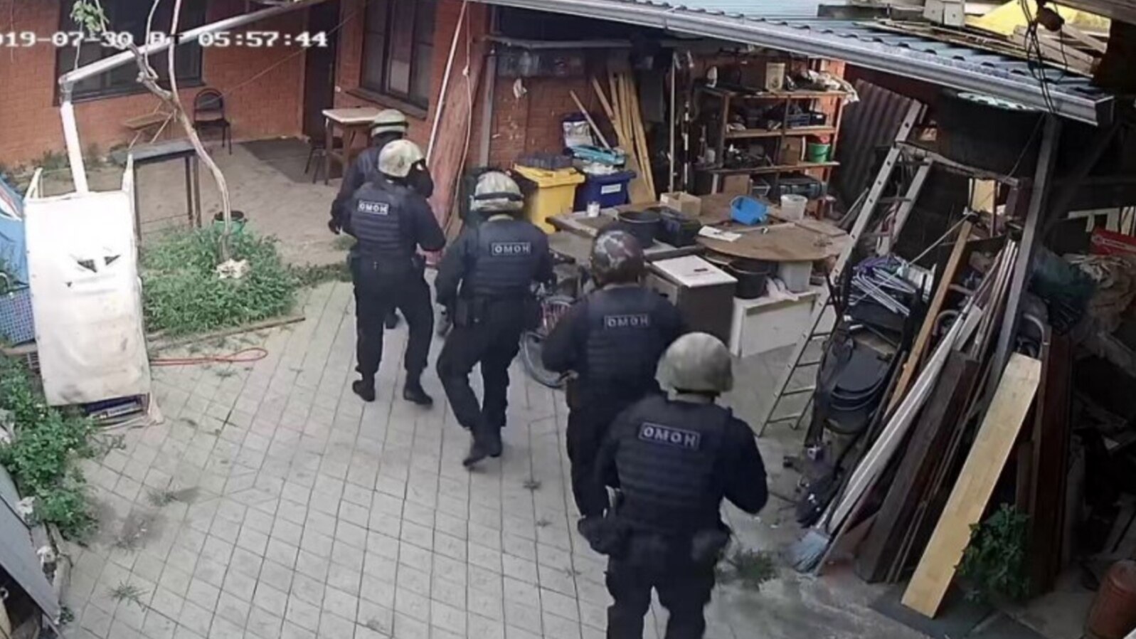 Сотрудники ФСБ в доме у одного из сотрудников "Эковахты"
