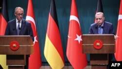 Kancelari gjerman, Friedrich Merz, dhe presidenti turk, Recep Tayyip Erdogan, gjatë konferencës së përbashkët për media.