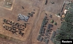 A Maxar műholdas felvétele a dél-belarusz repülőtéren állomásozó orosz erőket mutatja az ukrán határ közelében 2022. február 22-én